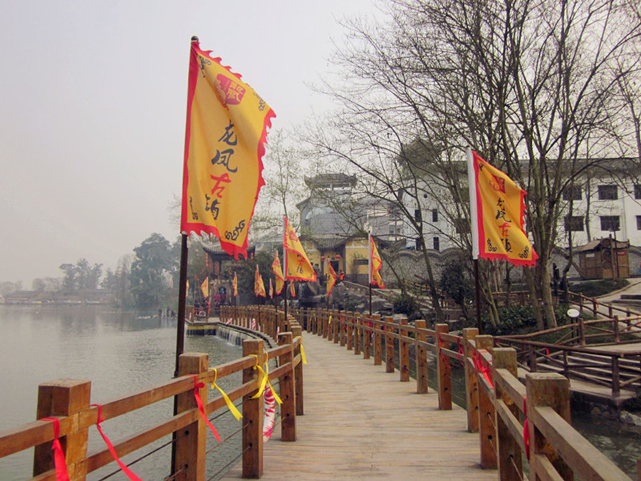 1495100204945199.jpg 栈道和城墙2.jpg