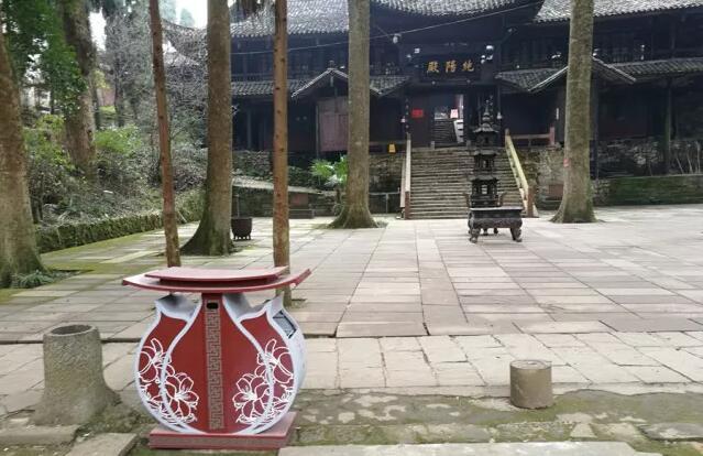 峨眉山垃圾桶2.jpg